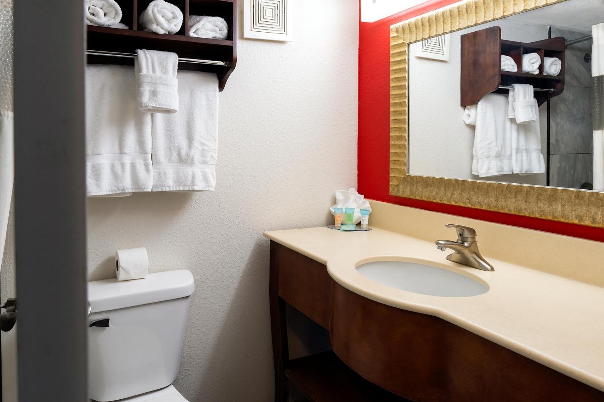 Ferndale American Inn & Suites מראה חיצוני תמונה